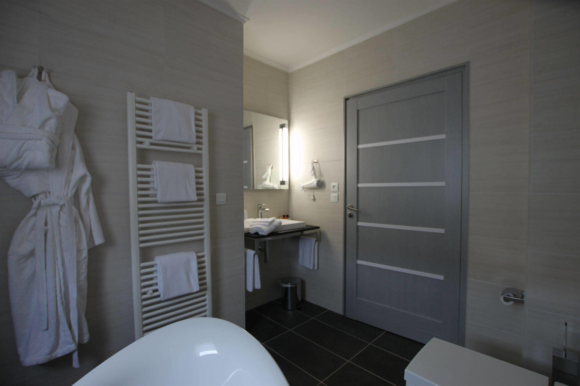 Hotel Le Cheval Blanc ก็อง-ปลาจ ภายนอก รูปภาพ
